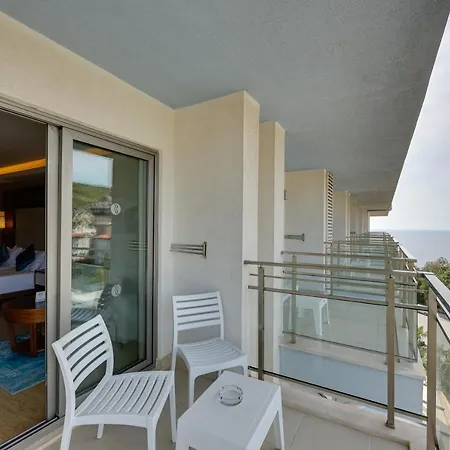 Ramada Hotel & Suites By Wyndham Kusadasi Hotell