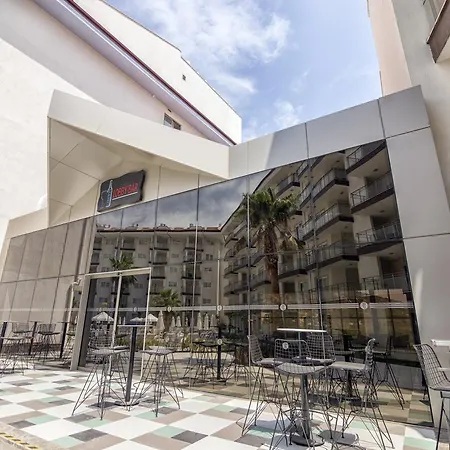 Ramada & By Wyndham מלון 4*