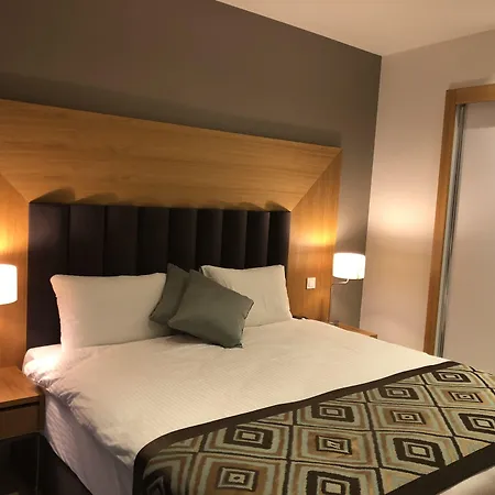 Ramada & By Wyndham فندق كوشاداسيه