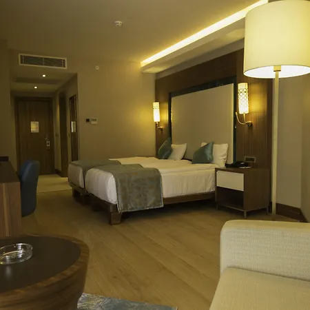 Ramada & By Wyndham فندق كوشاداسيه