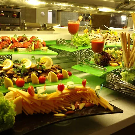 فندق Ramada & By Wyndham كوشاداسيه